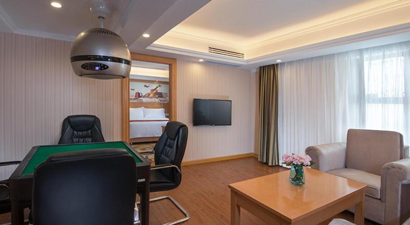 Vienna Hotel (Shenzhen Gushu Metro Station) 45/56
