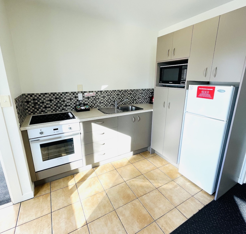 298 Westside Motor Lodge 9/41