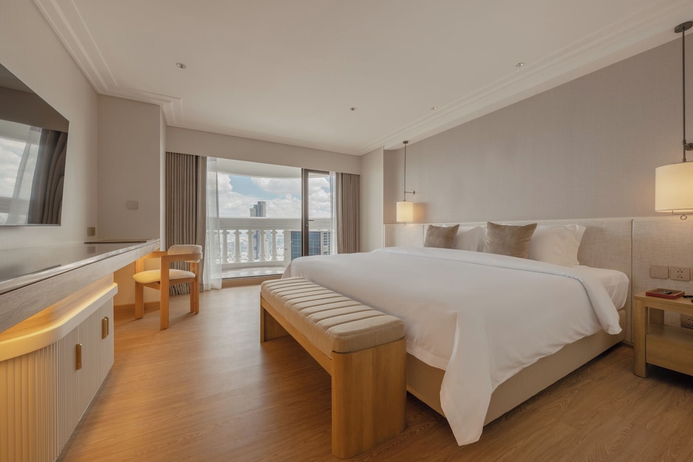 Signature, Collection, Tower, Club, Suite, King Bed, River View