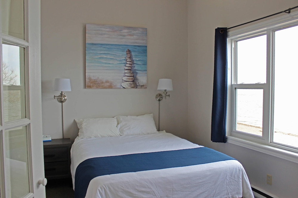 Standard, Queen Bed, Water View, Sofa