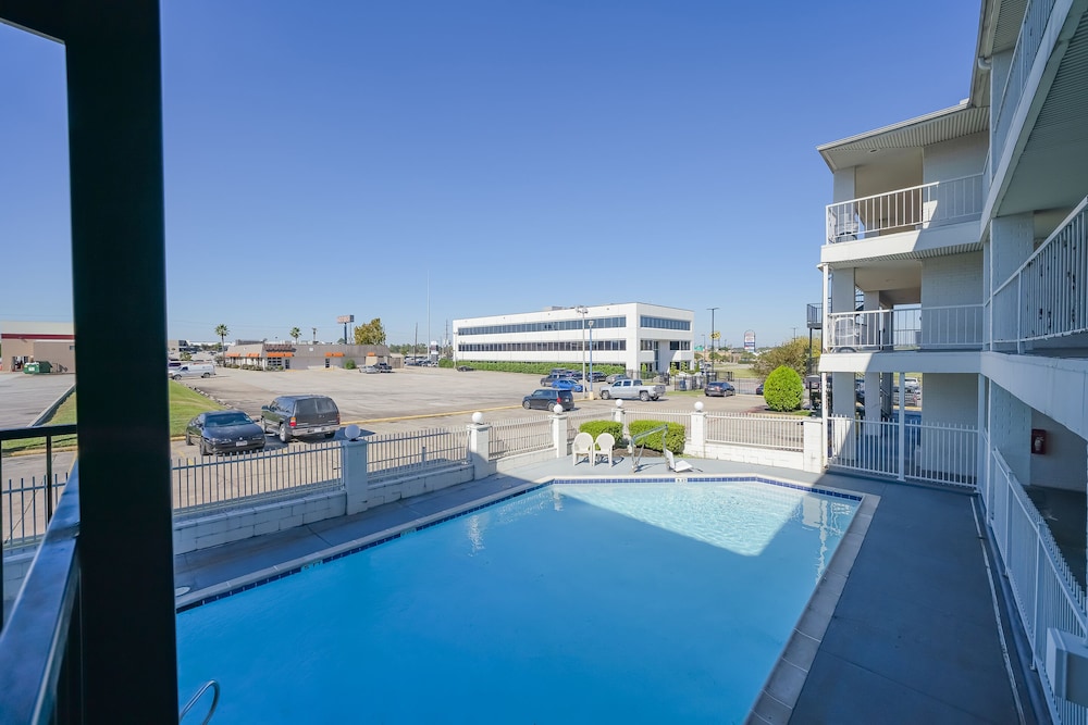 Americas Best Value Inn & Suites Humble 21/40
