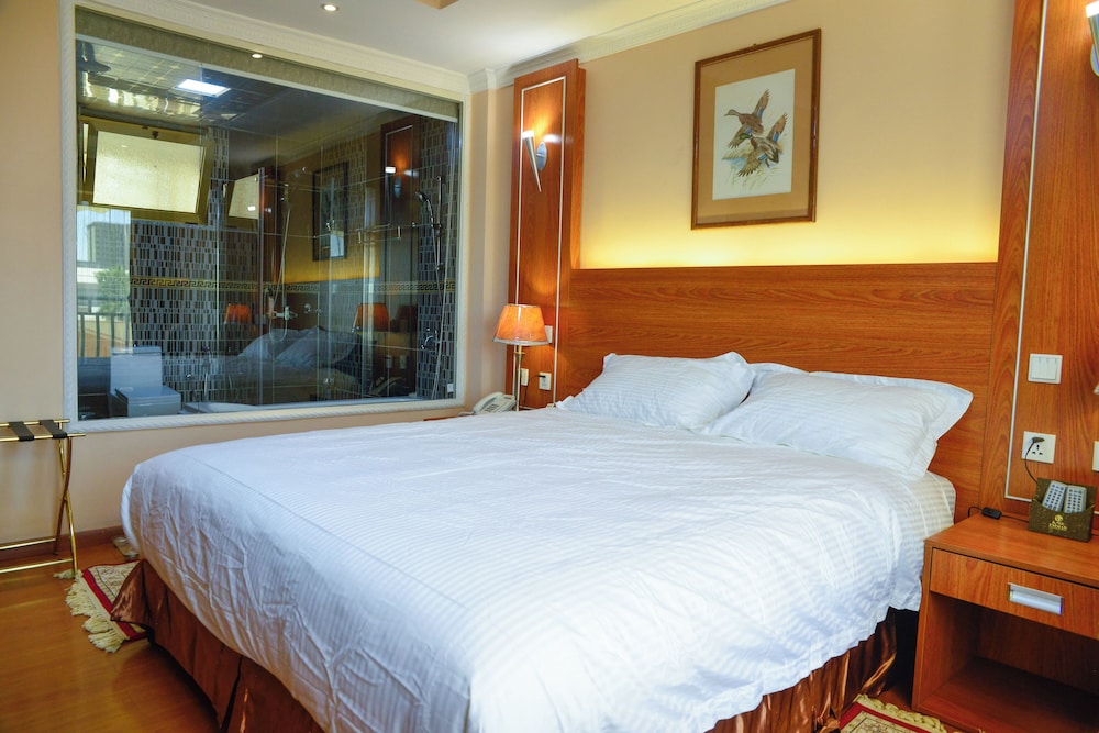 DELUXE, SUITE