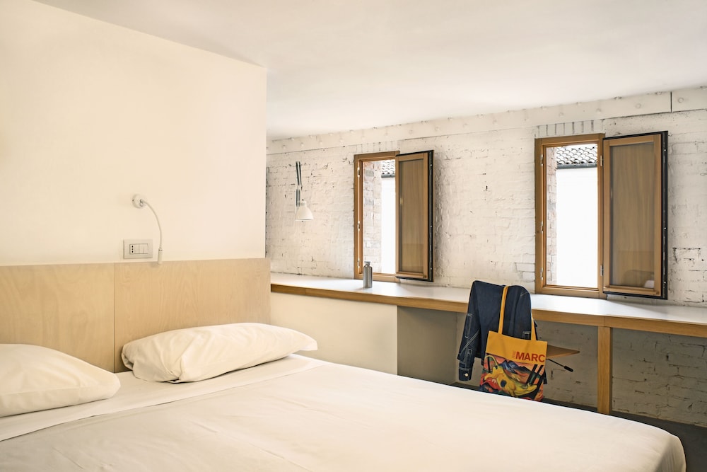 ROOM, DOUBLE BED, CANAL VIEW