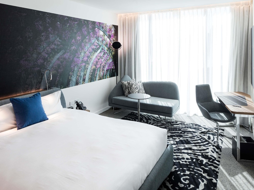 Premier, King Bed, Pool Access