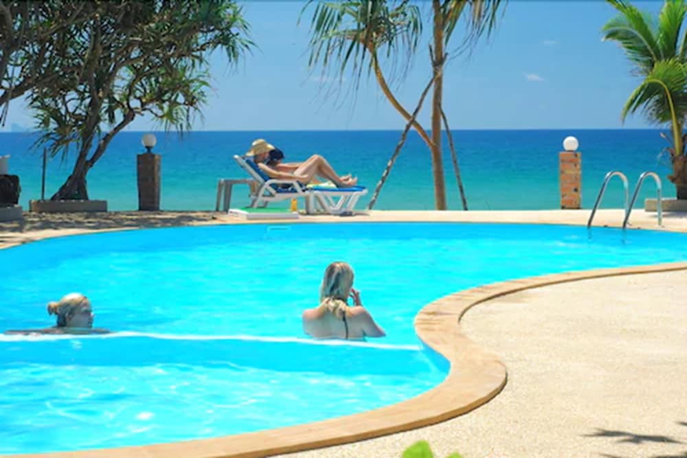 Lanta Nice Beach Resort 52/69
