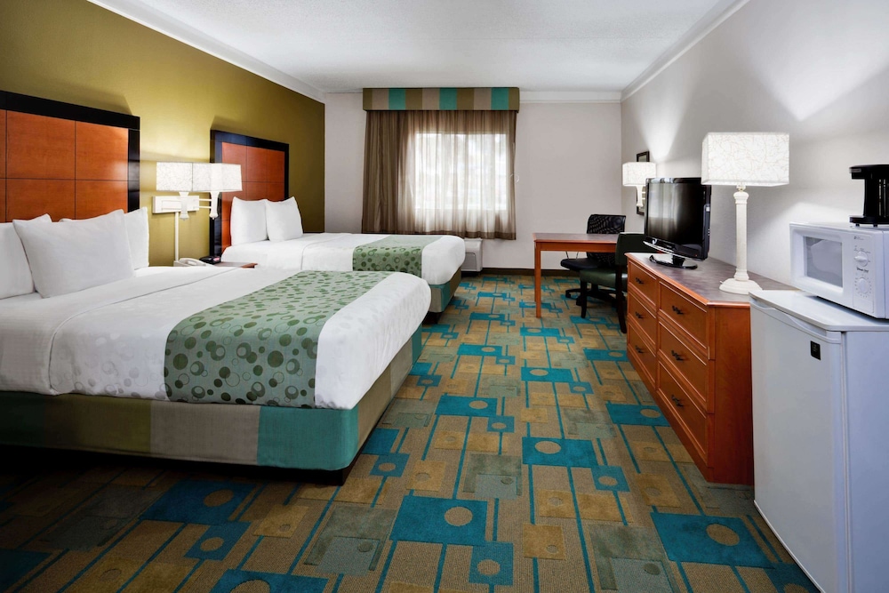 La Quinta Inn & Suites by Wyndham St. Pete-Clearwater Airpt 15/51