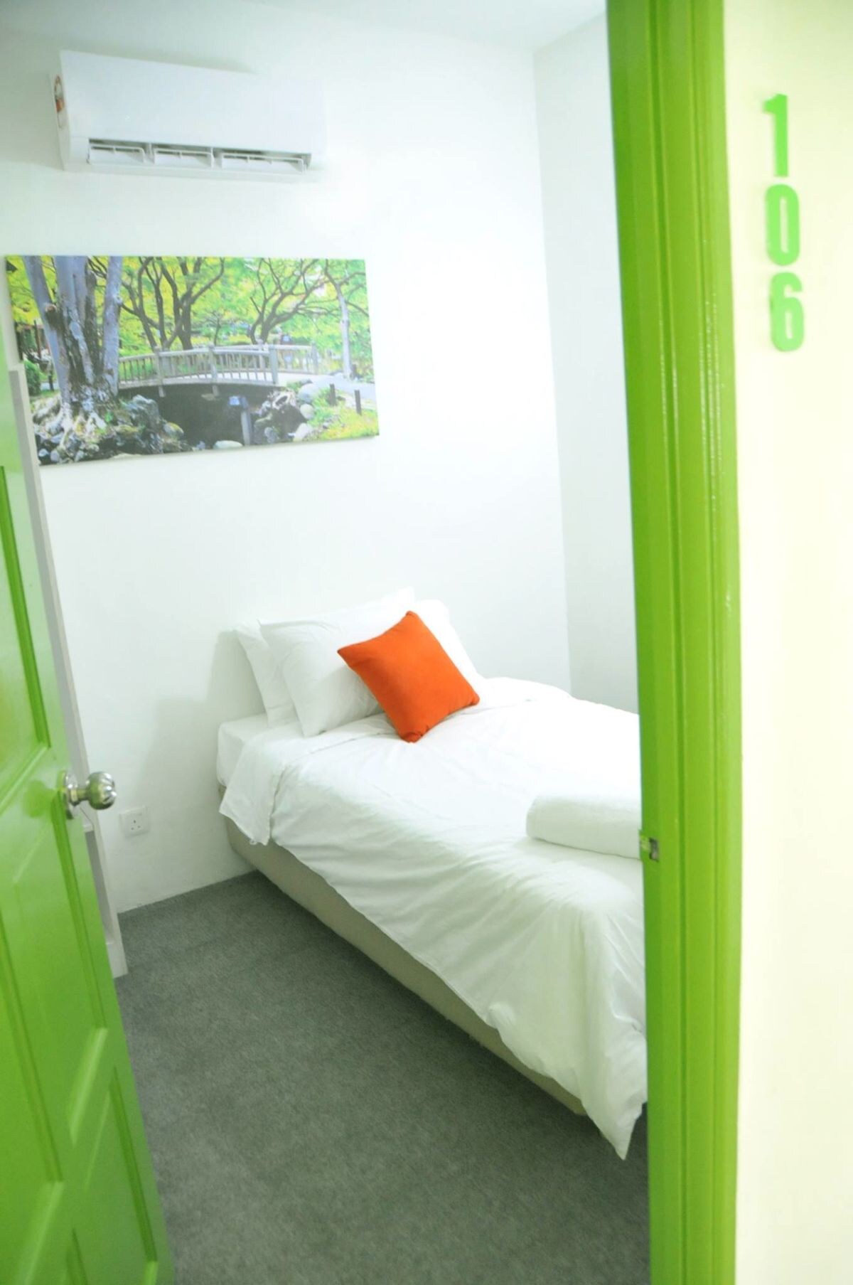 ROOM, SINGLE