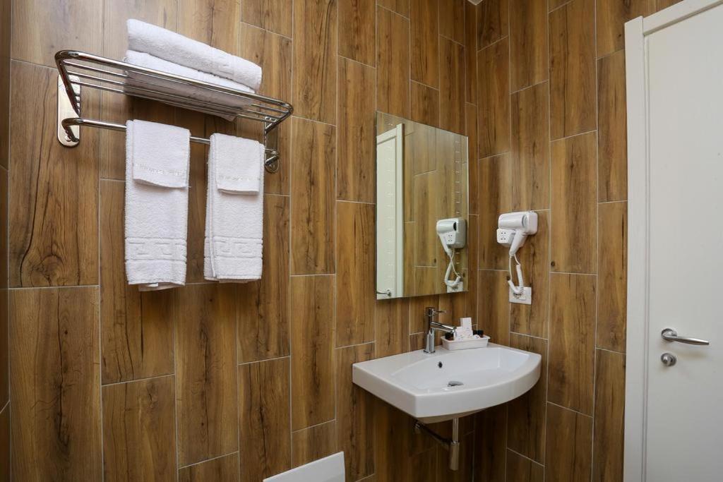 Emerald Boutique Hotel 43/47