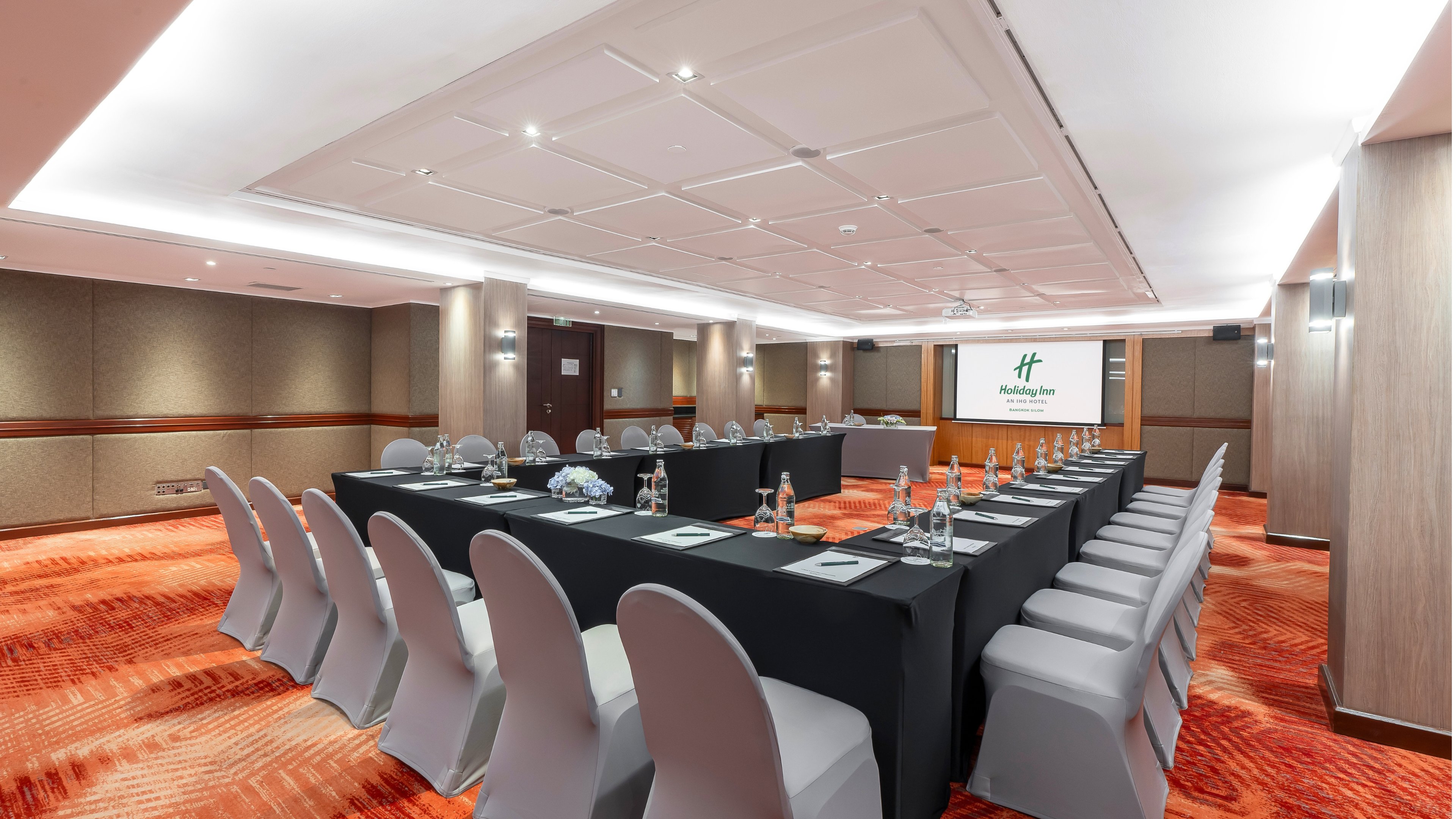 Holiday Inn Bangkok Silom 65/74