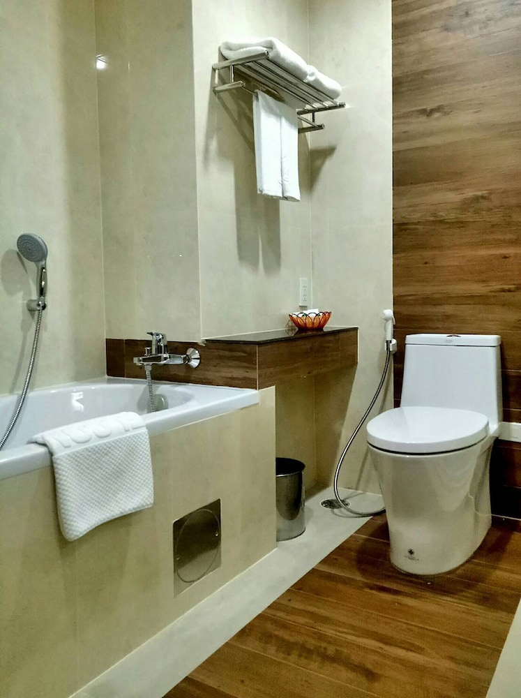 MAYFLOWER GRANDE HOTEL HAT YAI 36/37