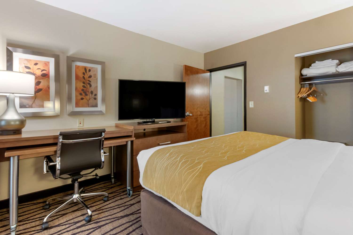 جناح بسرير كينج، Comfort Inn and Suites Market Airport 2/3