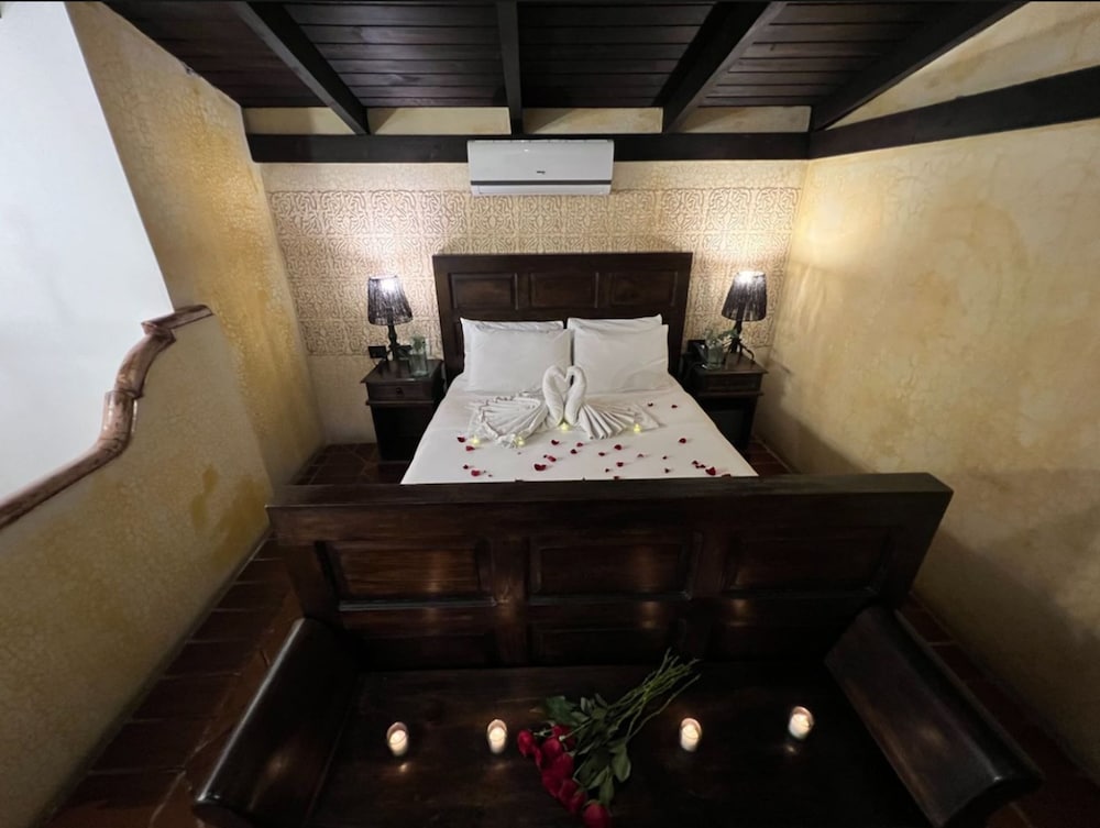 STANDARD, QUEEN BED