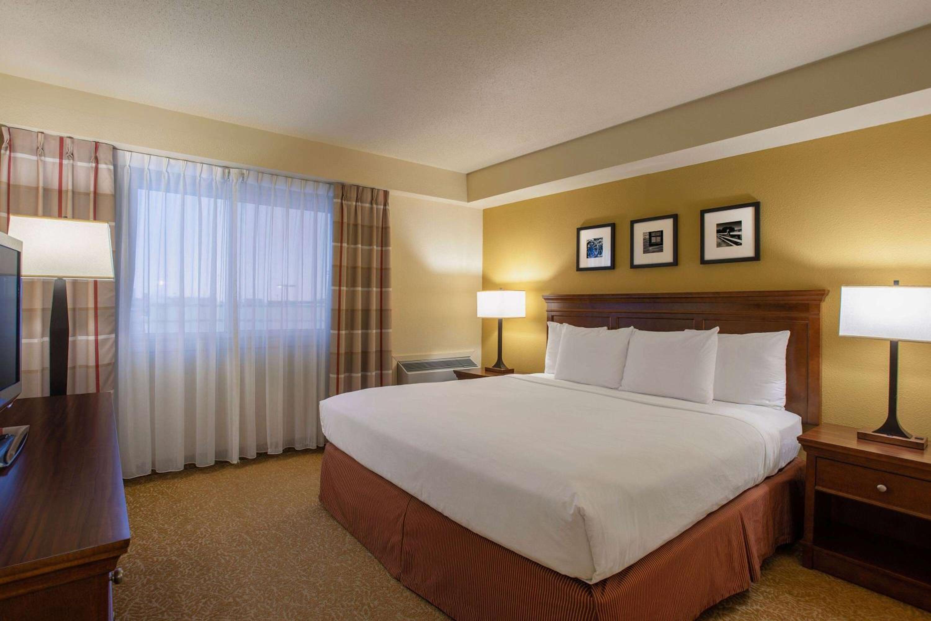 جناح ديلوكس بسرير كينج بغرفة نوم واحدة مع أريكة، Travelodge Suites by Wyndham Regina / Eastgate Bay 2/4