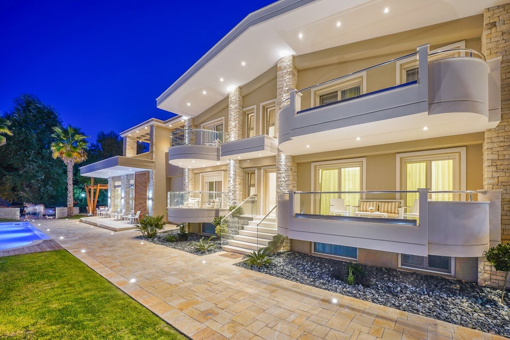 Lobelia Luxury Suites 2/50