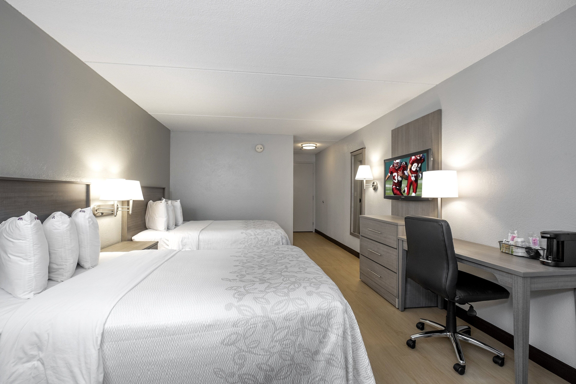 Non-Smoking Standard 2 Full Beds، Red Roof PLUS Boston - Mansfield/ Foxboro 6/10