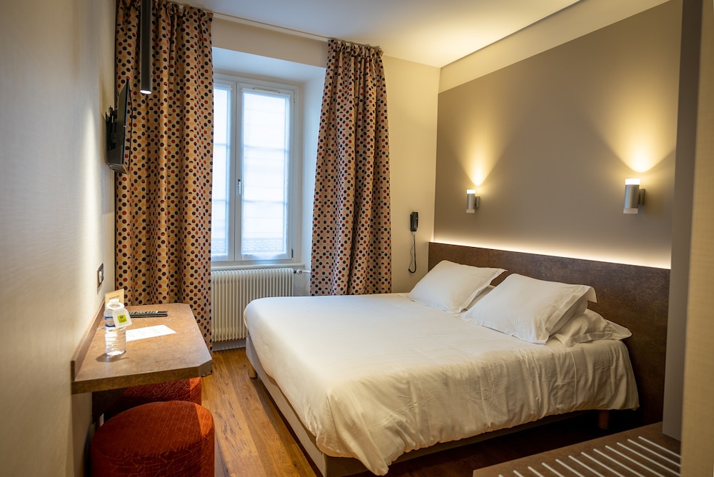HOTEL DE LA TOUR 27/67