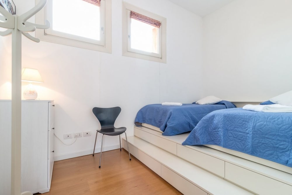 Carmini Canal View and Balcony with Lift 3/22