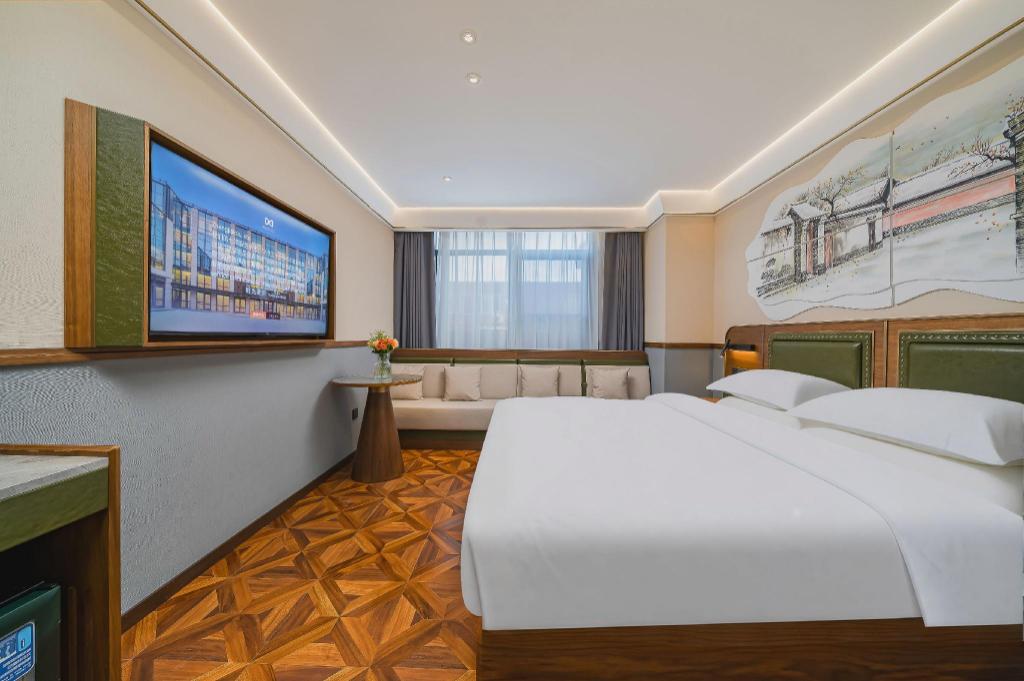 Deluxe, King Bed, Queen Bed, Sun Room