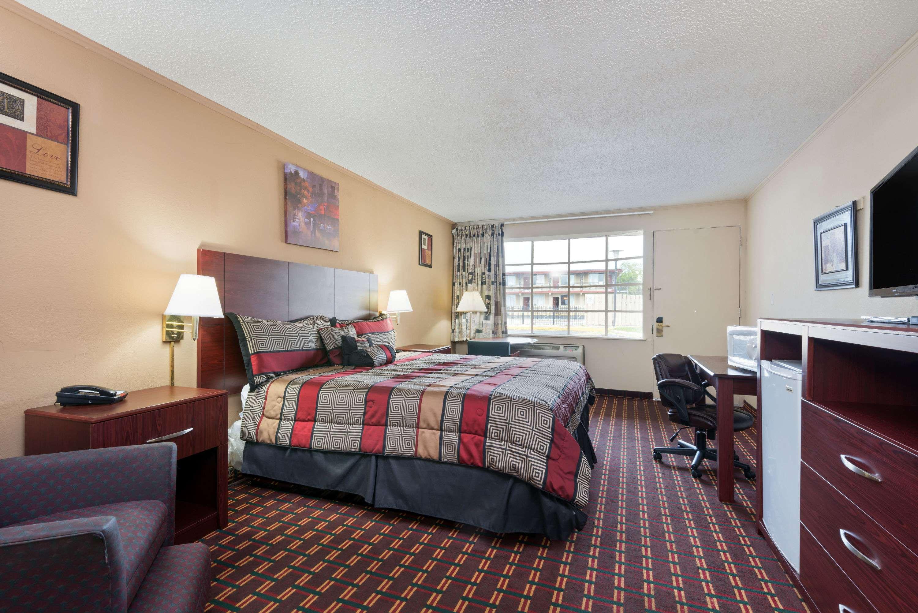 ROOM, KING BED