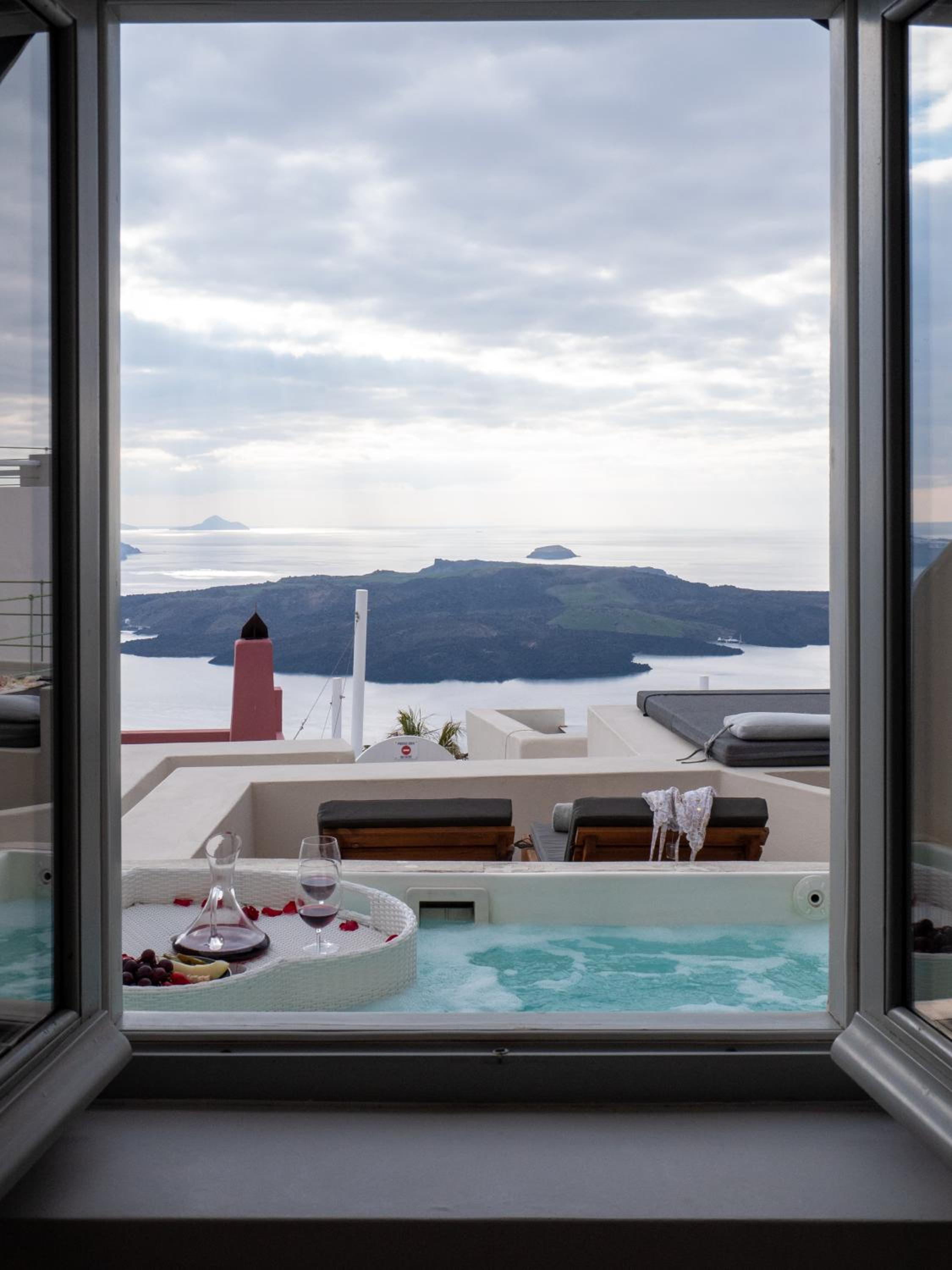 Caldera Cliff Illusion Suites 8/24