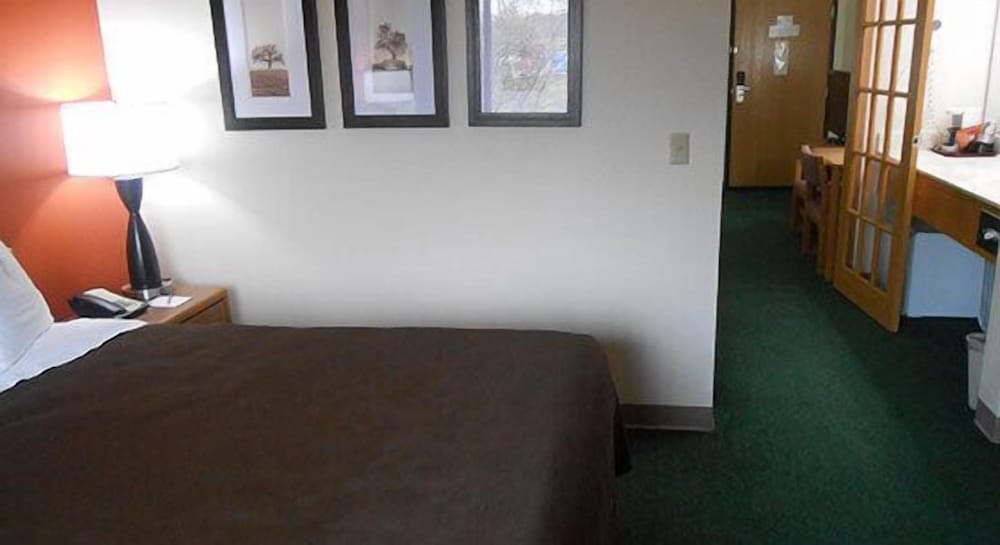 AmericInn by Wyndham Mora 15/31