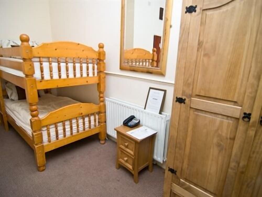 Skylark B &amp; B 8/57