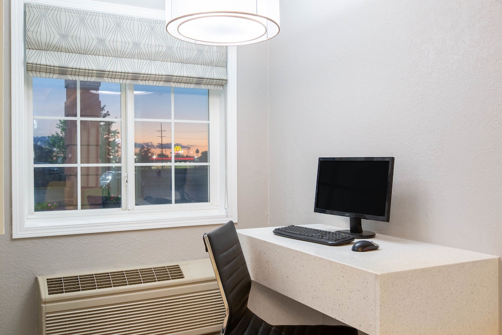 Super 8 by Wyndham Ottawa 22/26