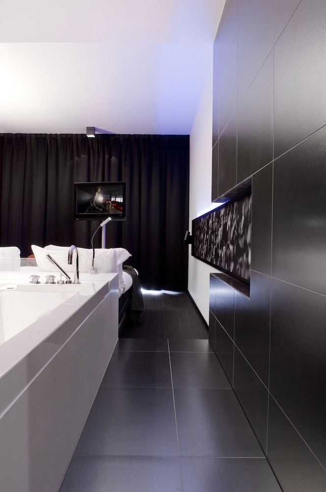 Carbon Hotel 21/61