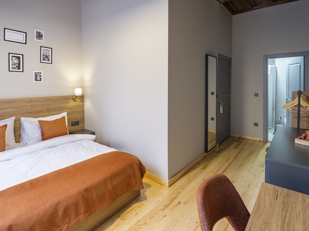ECONOMY, DOUBLE OR TWIN BED