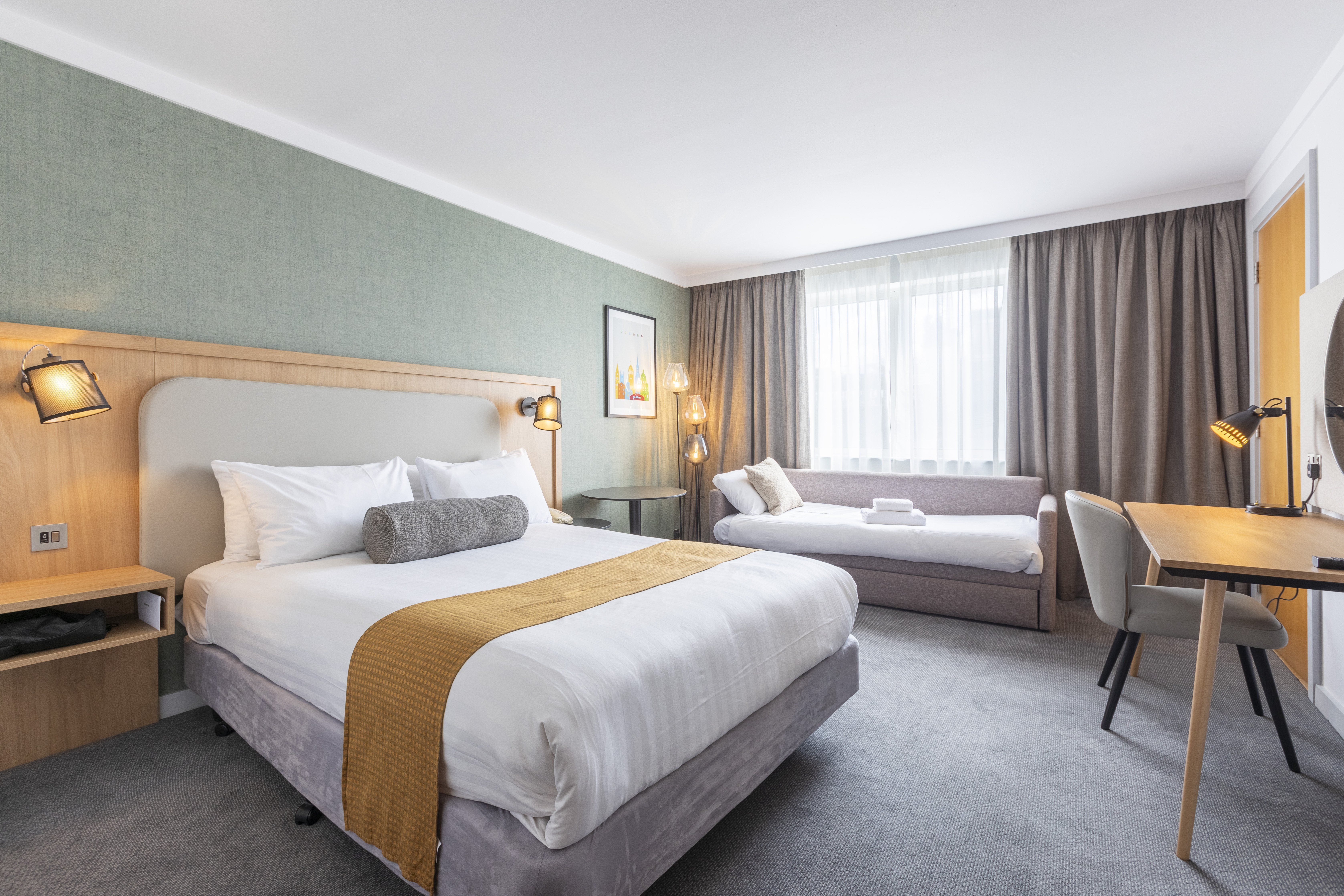 غرفة بسرير كينج مع أريكة، HOLIDAY INN OXFORD 3/4
