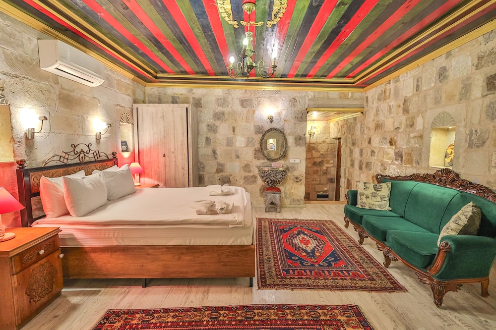Bedrock Cave Hotel 25/50