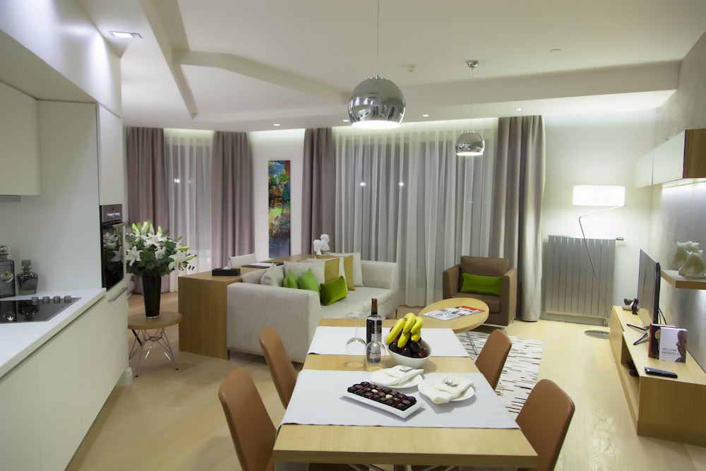 The Leos Residence 54/60