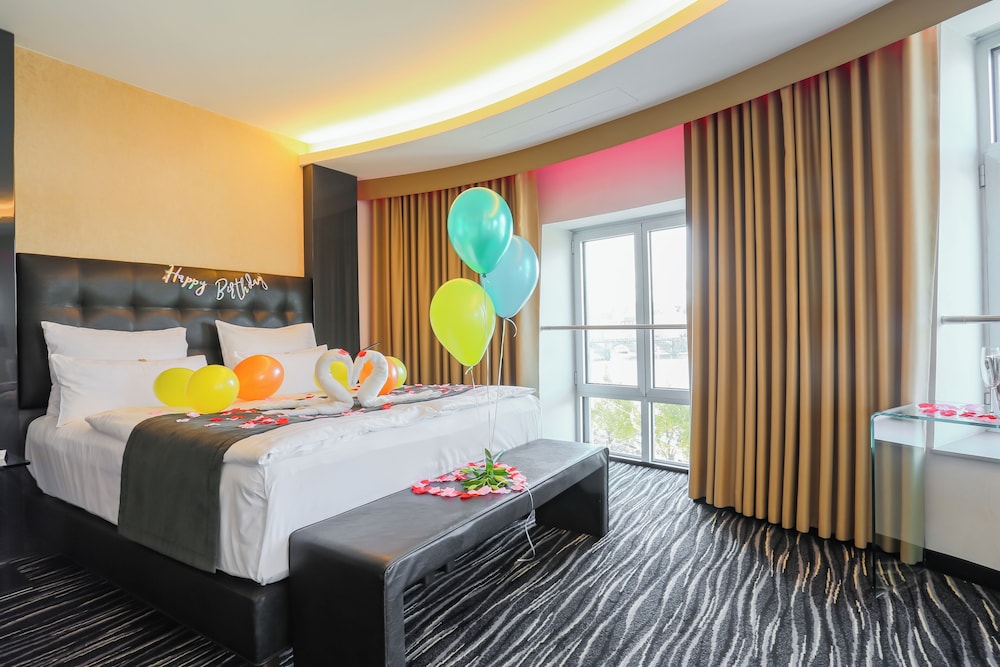 DANCING HOUSE HOTEL 24/75