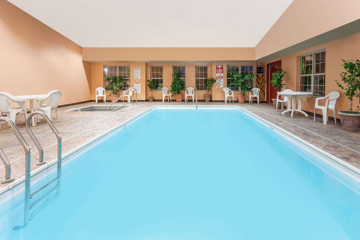 Ramada By Wyndham Sellersburg/Louisville North 30/69