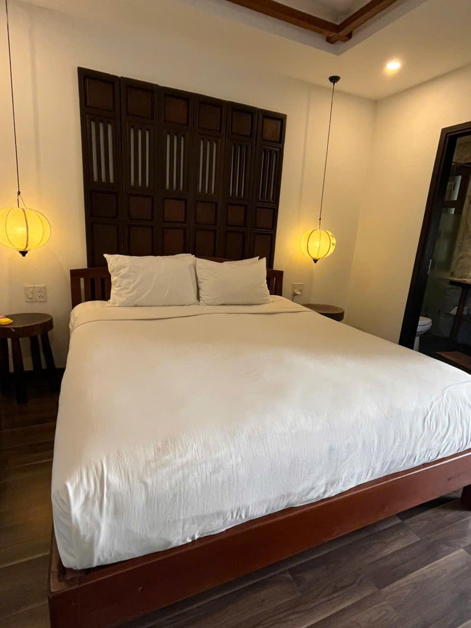 Standard, Queen Bed