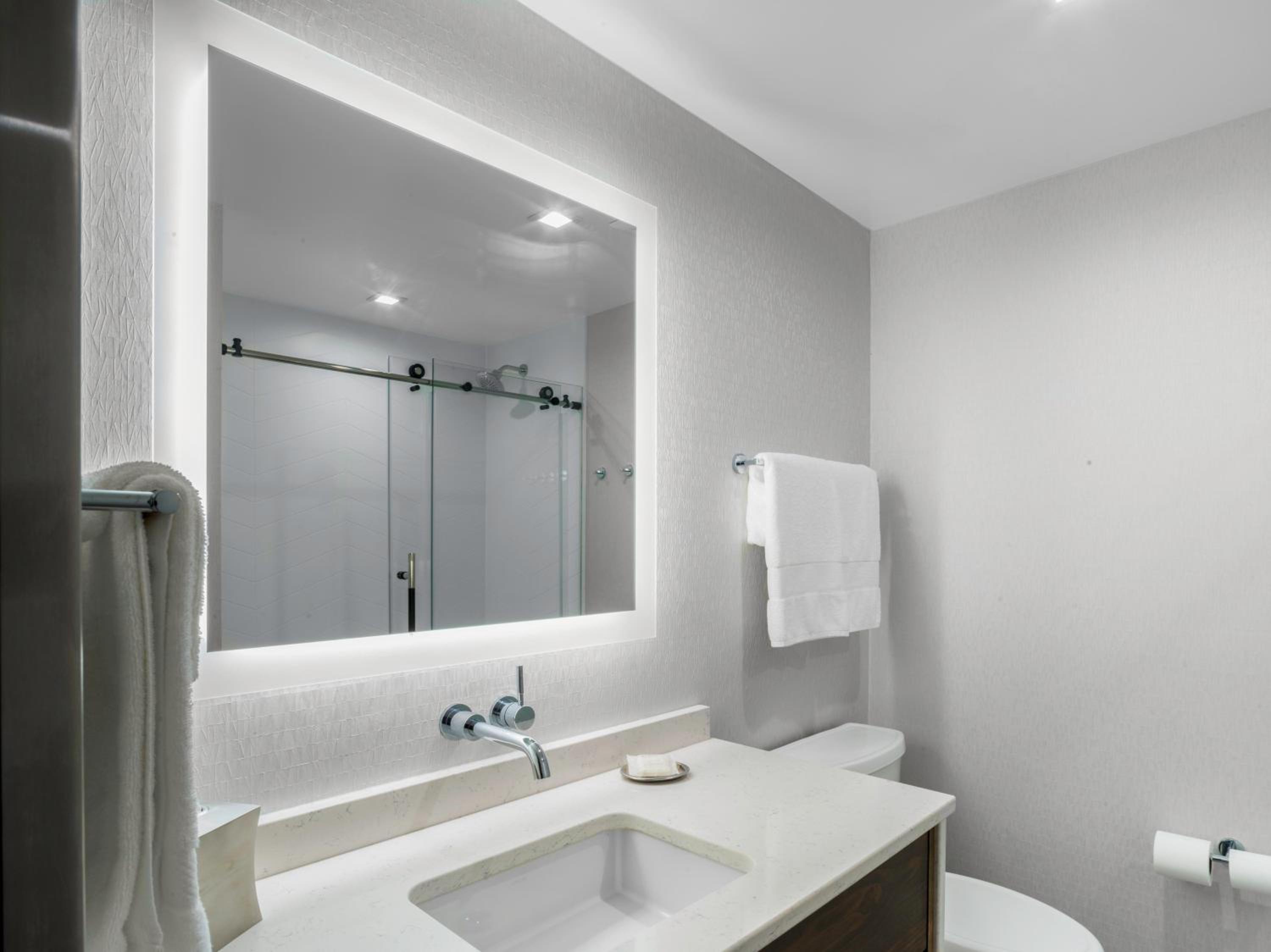 غرفة قياسية بسرير مزدوج، voco Niagara Falls - the Cadence, an IHG Hotel 3/4