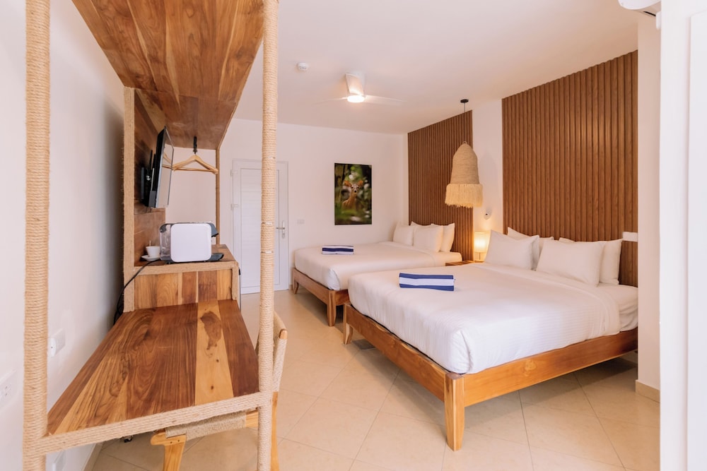 غرفة ديلوكس بسريرين كوين بشرفة بإطلالة جزئية على البحر، Hotel Santa Teresa 4/10