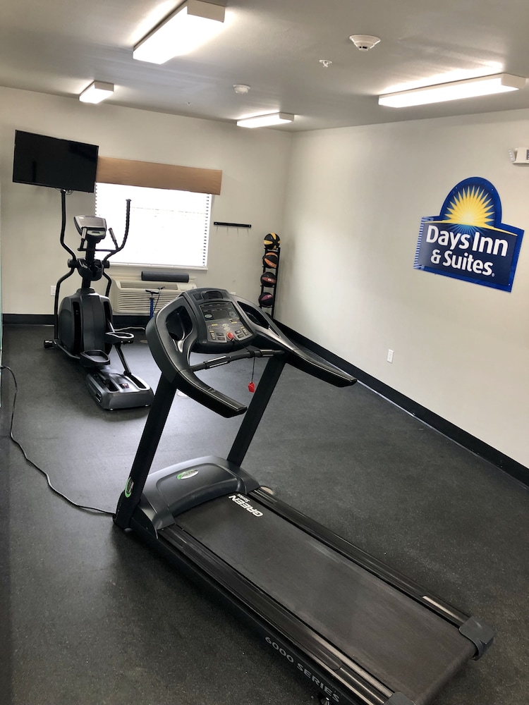 Days Inn & Suites by Wyndham Katy 13/22