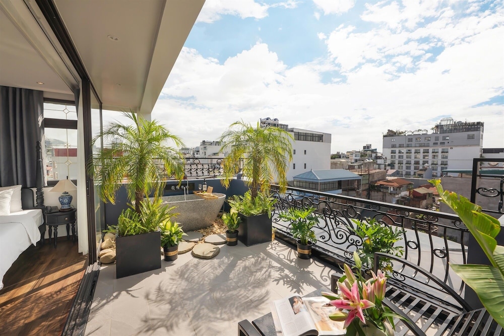 Hanoi Le Chateau Hotel & Spa 2/50