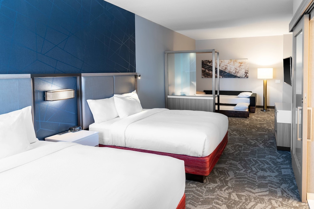 Suite, 2 Queen Beds, Accessible