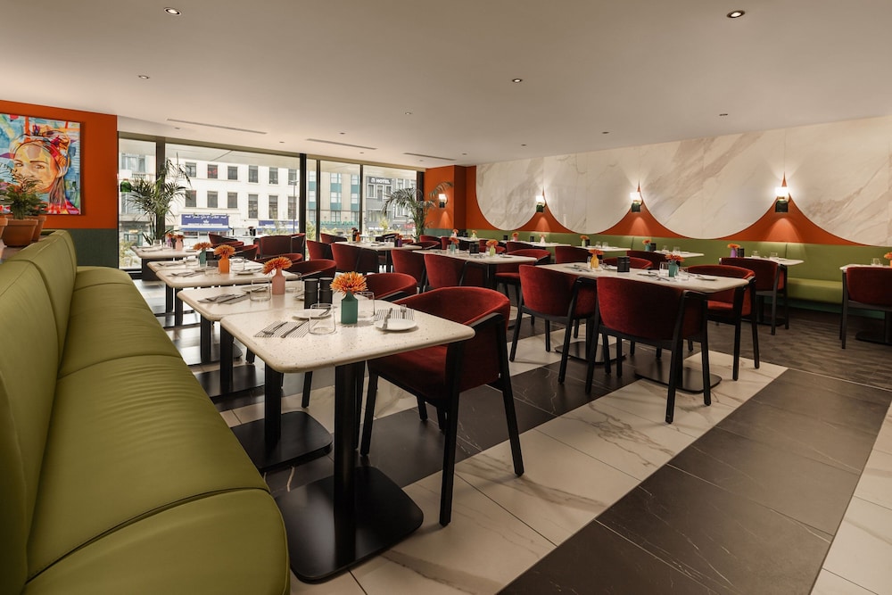 Cardo Brussels, Autograph Collection 37/48