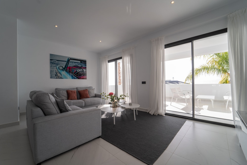 ESTEPONA HOLIDAY HILLS 30/50