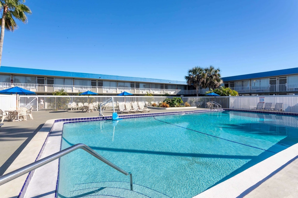 Days Inn by Wyndham Titusville Kennedy Space Center 22/37
