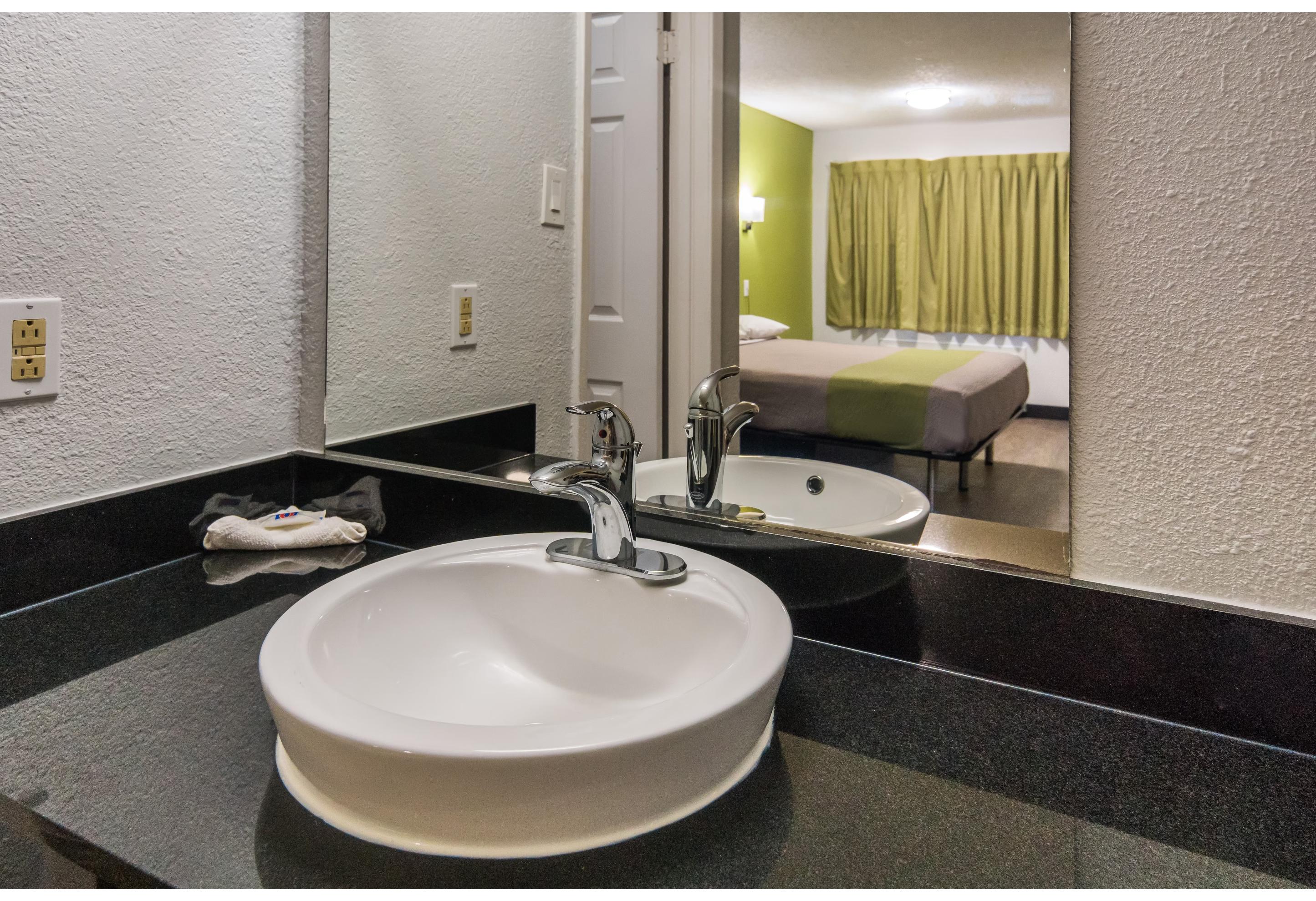 غرفة بسرير كينج للمدخنين، Motel6 Irving, TX - Loop 12 10/10