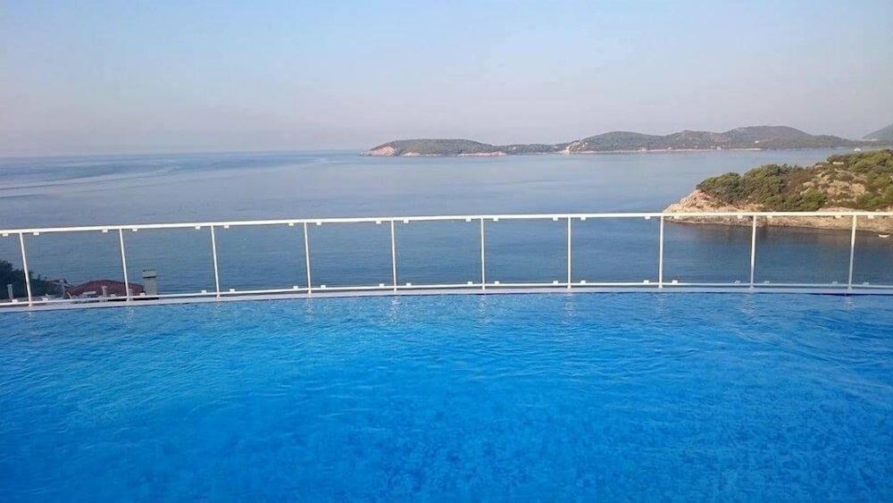 Villa Paradiso 2 34/37