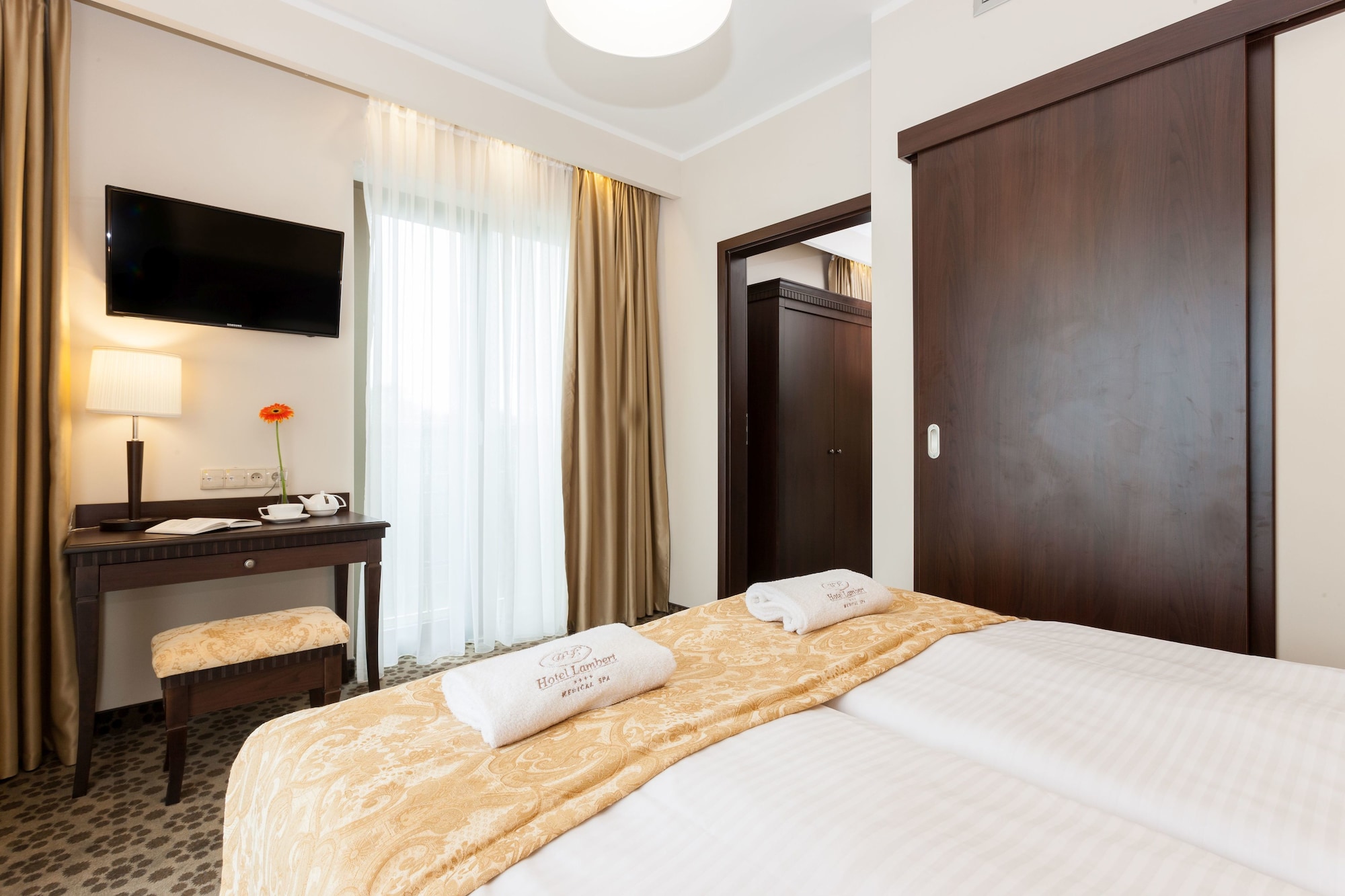 COMFORT, SUITE
