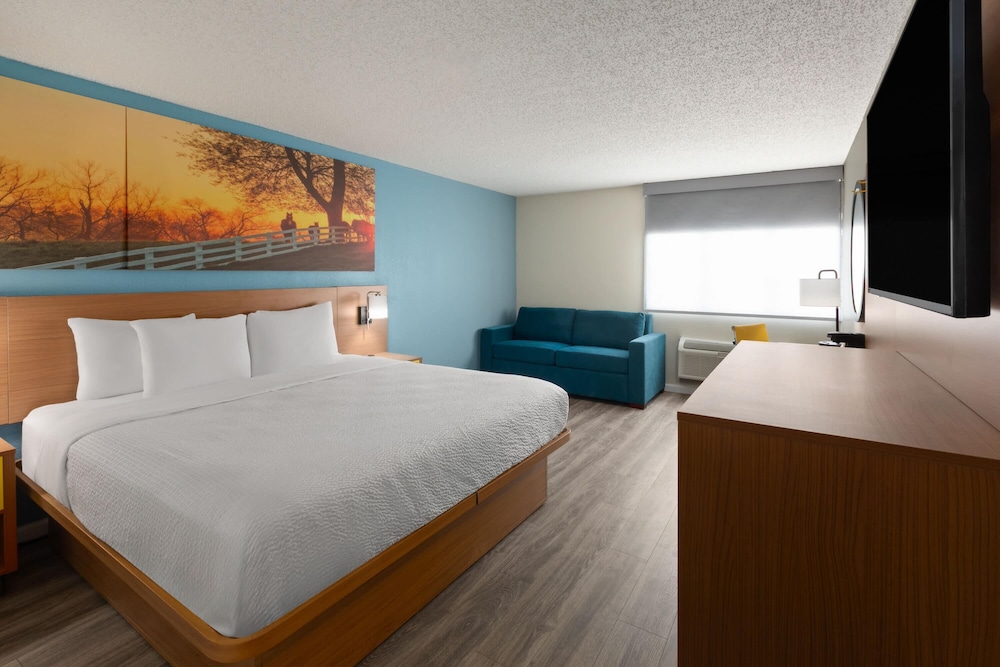 Days Inn & Suites by Wyndham Festus 17/60