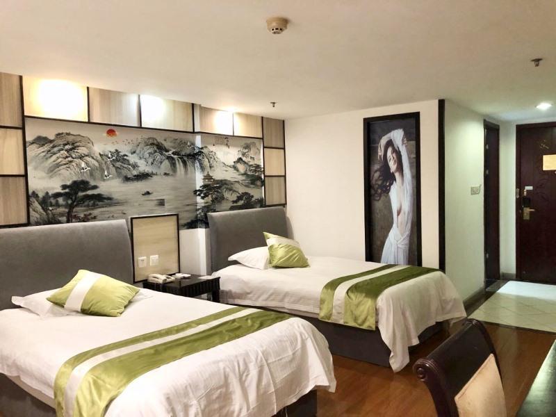 ROOM, TWIN BEDS, NO WINDOW