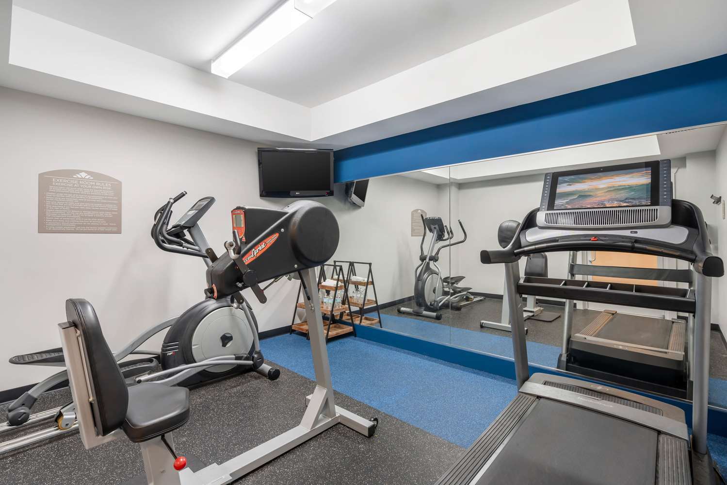 Microtel Inn and Suites by Wyndham Brooksville 24/53