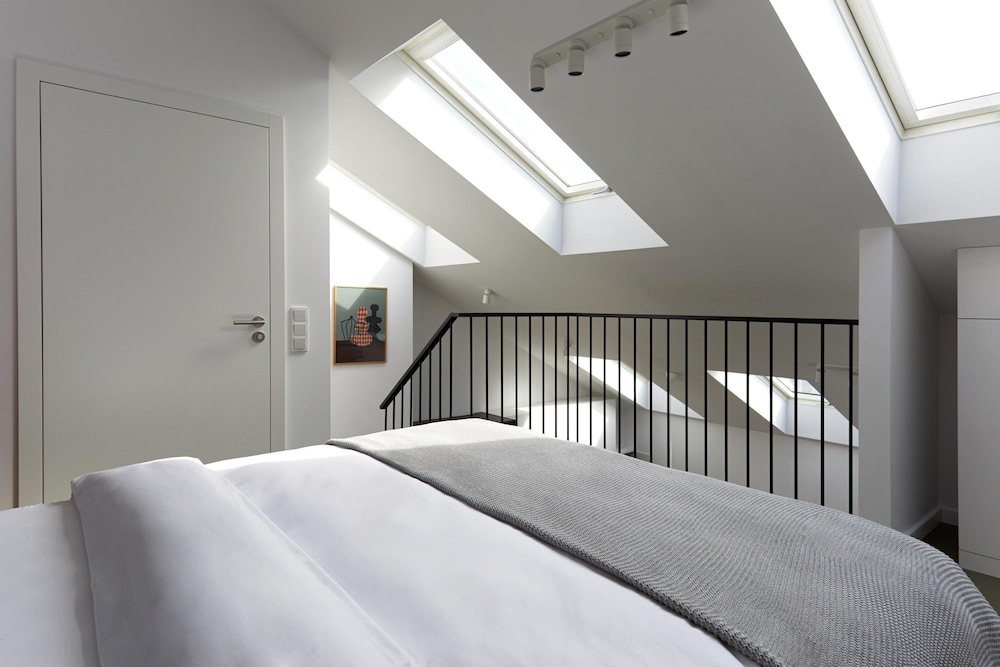 MEZZANINE, 3 BEDROOMS, APARTMENT